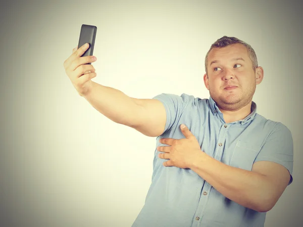 Tombul adam işadamı selfie yapıyor komik resim. — Stok fotoğraf
