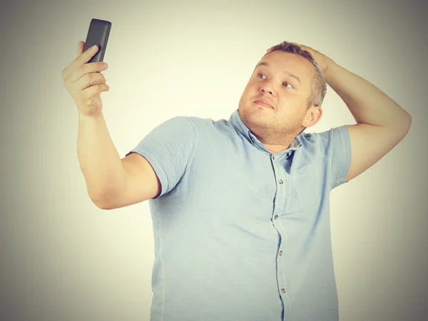 Imagem engraçada de homem gordo empresário fazendo selfie . — Fotografia de Stock