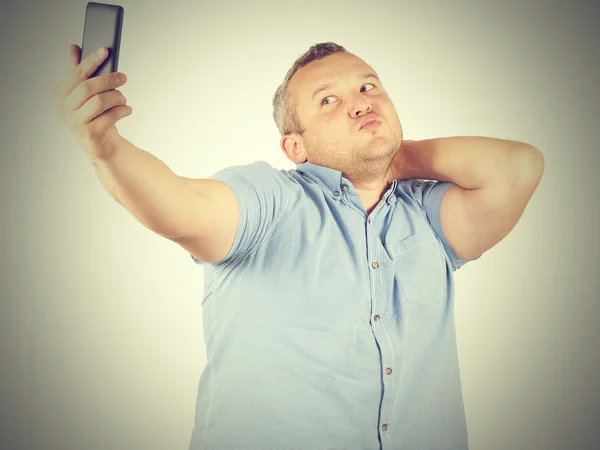 Imagem engraçada de homem gordo empresário fazendo selfie . — Fotografia de Stock