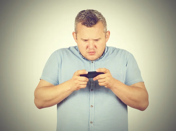 Gros homme regarde le téléphone . — Photo