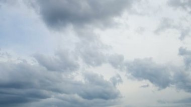 fırtına bulutları hareketli hızlı. Zaman atlamalı .
