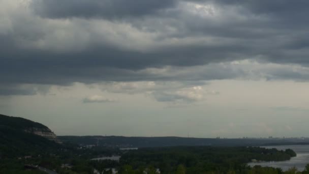 Vihar felhők mozgó gyors. downpour.Rain. az idő telik el. Time-lapse. — Stock videók