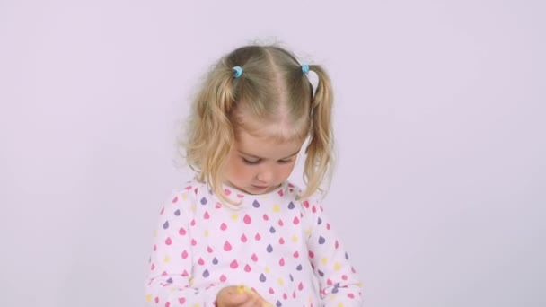 Little girl peels a banana — Stock Video