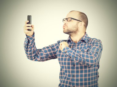 Bir selfie bir öpücükle yapan beyaz erkek.