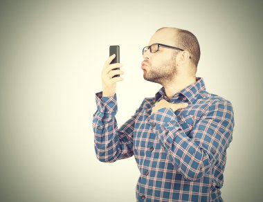 Bir selfie bir öpücükle yapan beyaz erkek.