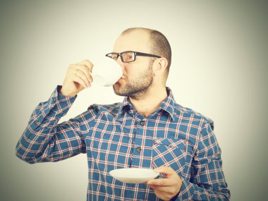 Kafkasyalı adam kahve içiyor.