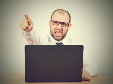 masasında oturan ve çığlık öfkeli işadamı