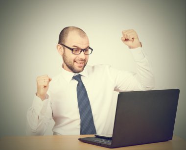 İşadamı sakal gömlek ve gla giyen kel komik fotoğraf