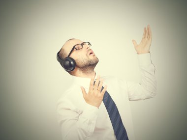 Kulaklık erkeklerde müziği dinliyor ve şarkı söylüyor.