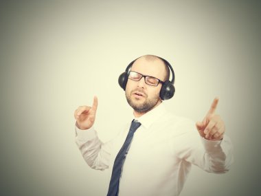 Kulaklık erkeklerde müziği dinliyor ve şarkı söylüyor.