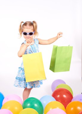 Çocuk alışveriş. küçük kız holding alışveriş torbaları