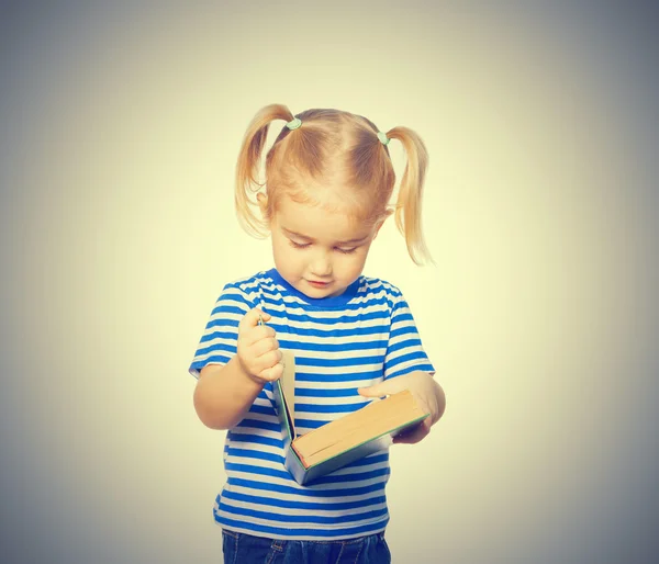 Pequeña chica divertida con libros . — Foto de Stock