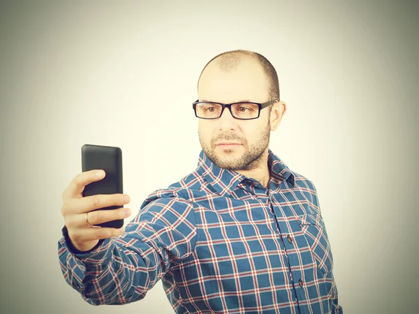Kaukasiska man med glasögon att göra en selfie. — Stockfoto