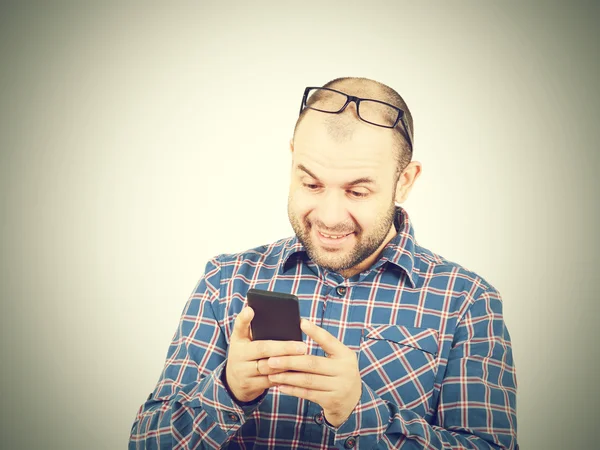 Homem caucasiano digitando uma mensagem no celular . — Fotografia de Stock