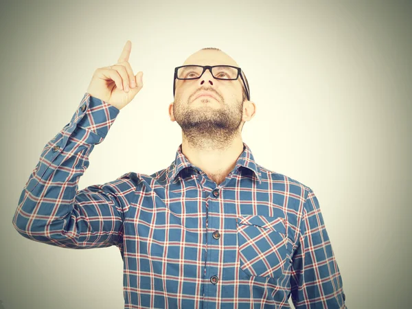 Homens apontando com o dedo para cima olhando — Fotografia de Stock