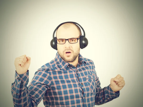 Los hombres con auriculares escuchan música y cantan . — Foto de Stock