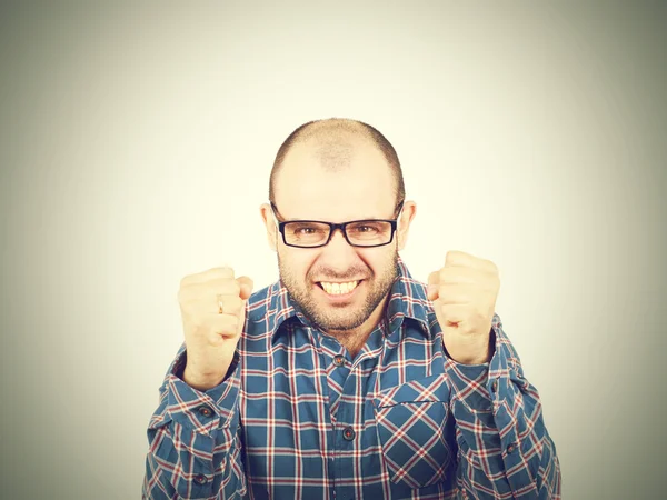 Hombre calvo enojado en gafas . — Foto de Stock