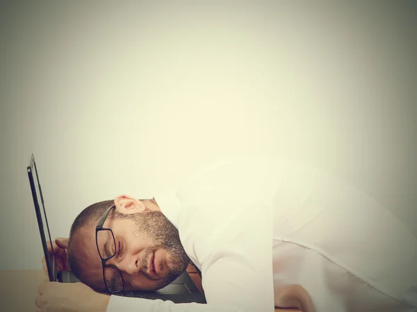 Retrato de homem de negócios cansado dormindo em seu laptop — Fotografia de Stock