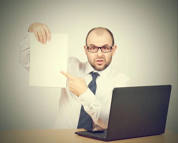 Biznesmen posiadania folderu dokumentu — Zdjęcie stockowe