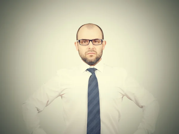 Empresario en gafas y camisa con corbata . — Foto de Stock