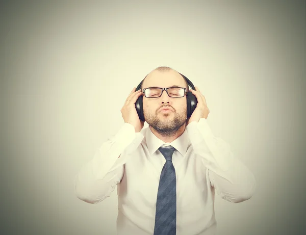 Männer mit Kopfhörern hören Musik und singen. — Stockfoto