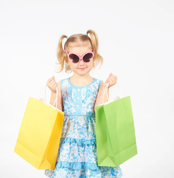 Criança de compras. menina segurando sacos de compras — Fotografia de Stock