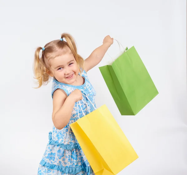 Shopping barn. liten flicka anläggning påsar — Stockfoto