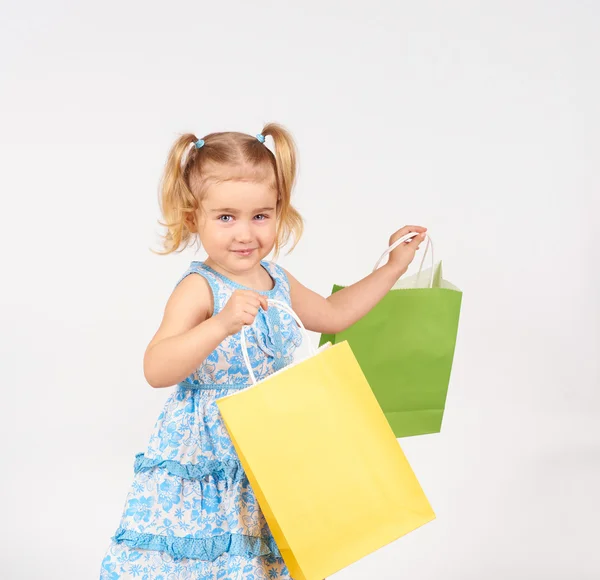 Niño de compras. niña sosteniendo bolsas de compras —  Fotos de Stock