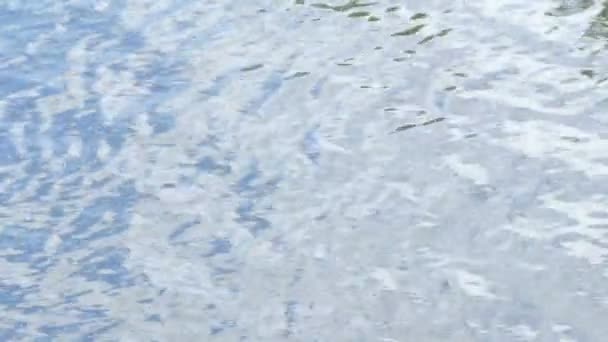 Fond de l'eau Ondulations de surface de l'eau Surface de l'eau avec ondulations. Ciel dans la réflexion de l'eau Eau froide Mouvement de l'eau 