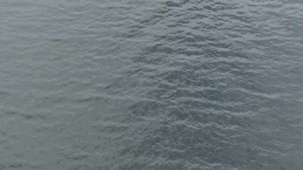 Fond de l'eau Ondulations de surface de l'eau Surface de l'eau avec ondulations. Ciel dans la réflexion de l'eau Eau froide Mouvement de l'eau 