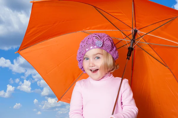 Niña linda con un paraguas naranja — Foto de Stock