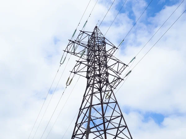 高電圧のポスト。高圧鉄塔の空 — ストック写真