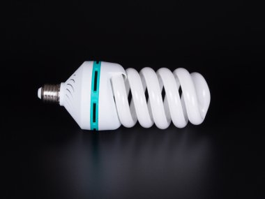 Enerji tasarruflu lamba siyah arka plan üzerine izole.