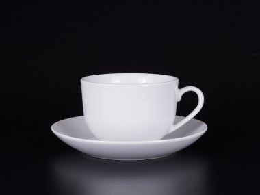 Siyah arka plan üzerine beyaz fincan siyah kahve