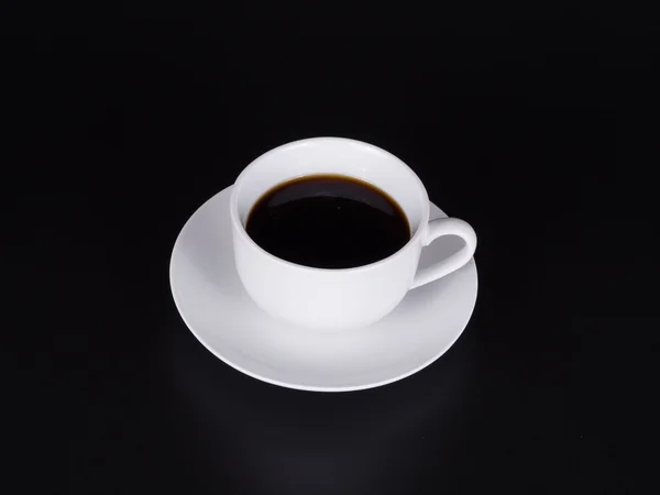 Bílý šálek černé kávy na černém pozadí — Stock fotografie