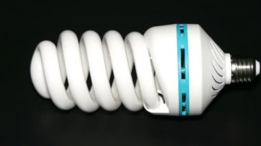 Enerji tasarruflu lamba siyah arka plan üzerine izole.