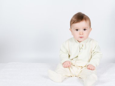 Oturan takım elbiseli küçük bebek komik çocuk.