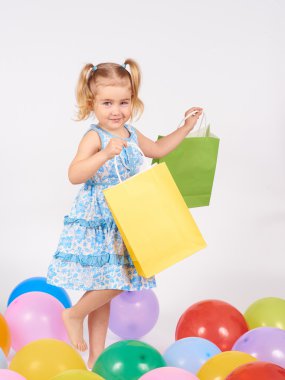 Çocuk alışveriş. küçük kız holding alışveriş torbaları