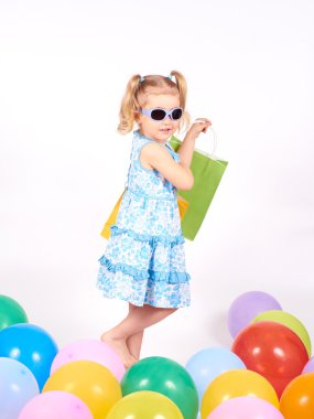 Çocuk alışveriş. küçük kız holding alışveriş torbaları