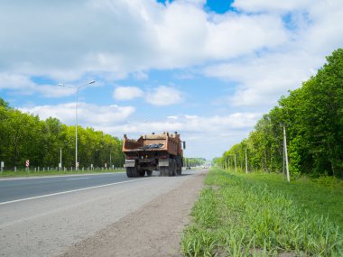 arabalar ve yeşillikler tarafta hareketli yol
