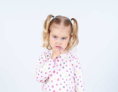 Küçük kız dişlerini fırçalıyor.. 