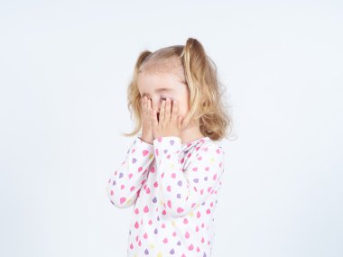 küçük kız ağlıyor 