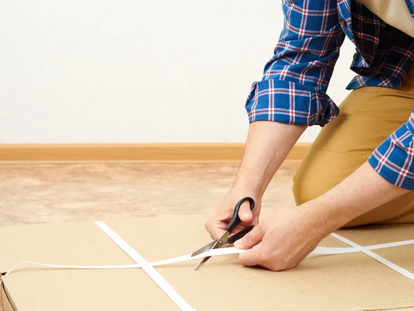 El hombre abre la caja con muebles . — Foto de Stock