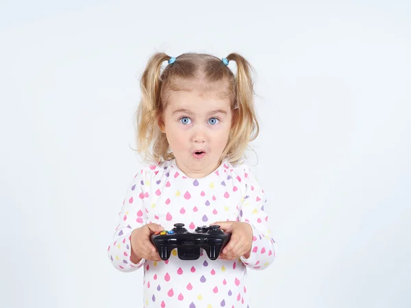 Menina jogando videogames com gamepad nas mãos . — Fotografia de Stock