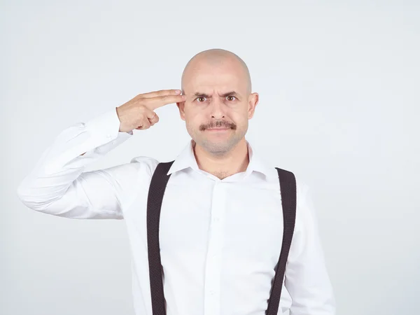 Careca louco louco homem em camisa wihte com um dedo para o seu templo — Fotografia de Stock