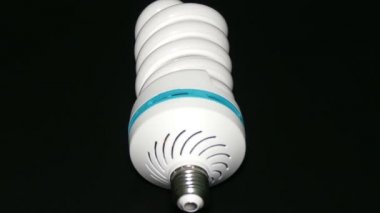 Enerji tasarruflu lamba siyah arka plan üzerine izole.