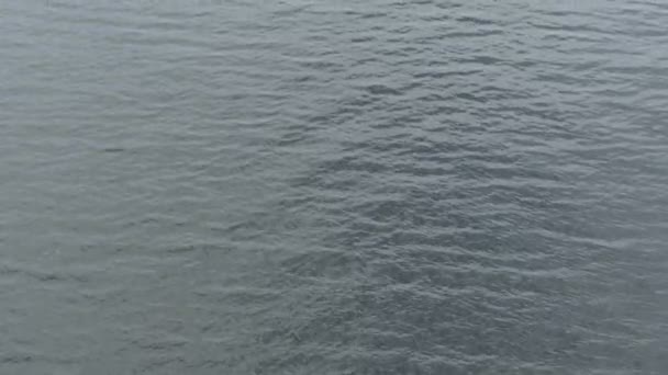 Fond de l'eau Ondulations de surface de l'eau Surface de l'eau avec ondulations. Ciel dans la réflexion de l'eau Eau froide Mouvement de l'eau 