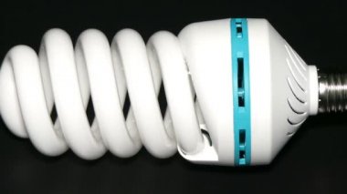 Enerji tasarruflu lamba siyah arka plan üzerine izole.