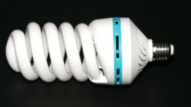 Enerji tasarruflu lamba siyah arka plan üzerine izole.
