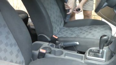 Adam araba koltuğu elektrikli süpürge ile vakumlama